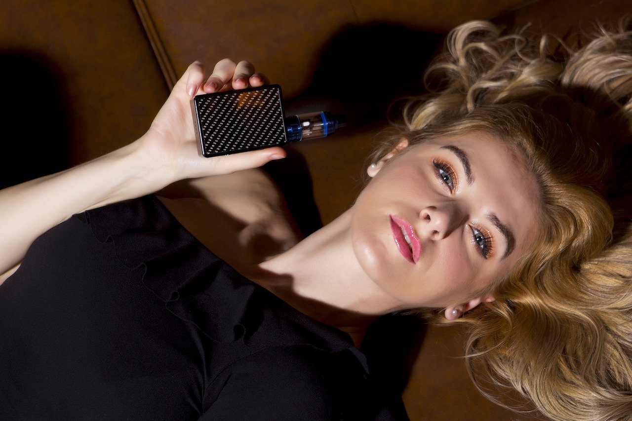 Femme et cigarette électronique