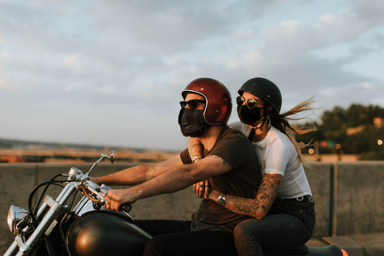 un homme et une femme sur une moto type harley