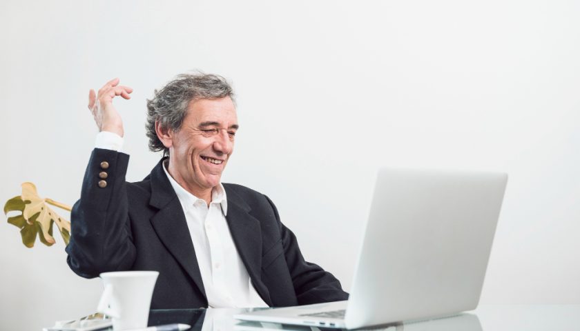 homme heureux devant son ordinateur