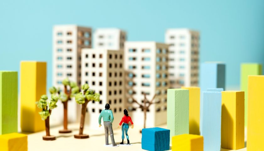 une maquette d'immeuble avec deux petit personnage