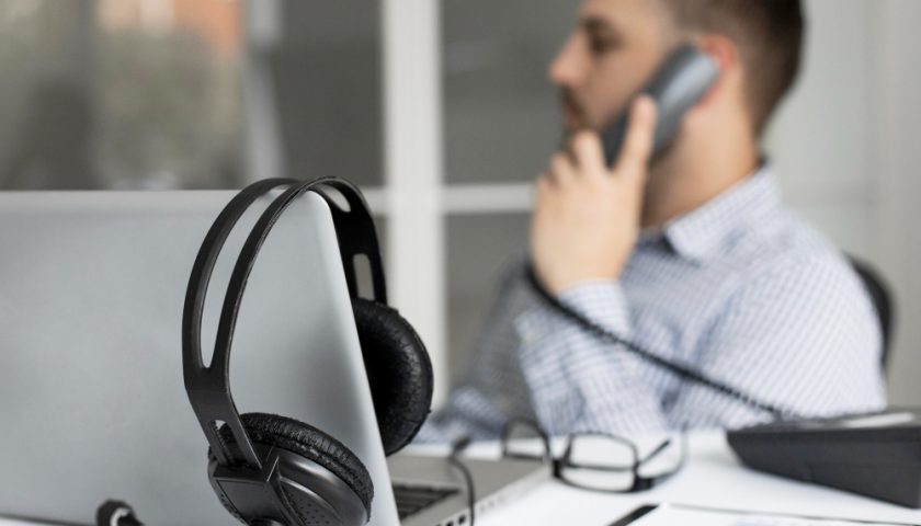 homme au téléphone