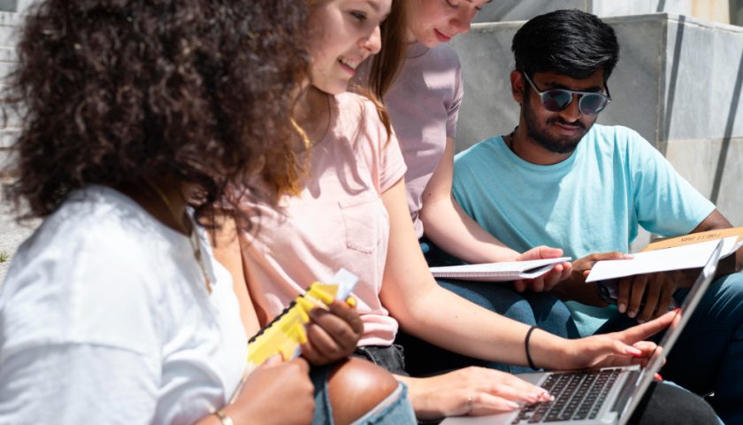 des étudiants sur un ordinateur