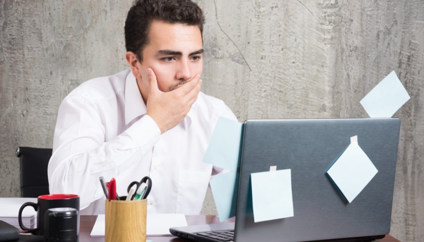 un homme devant un ordinateur