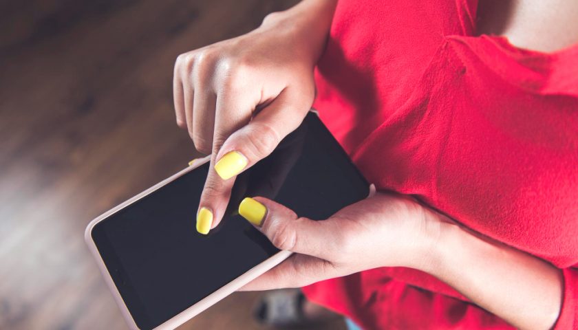 une femme utilise un smartphone