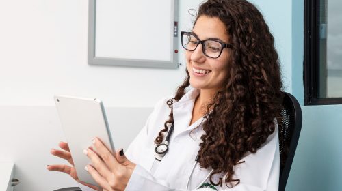 une secrétaire médicale travaillant avec sa tablette numérique