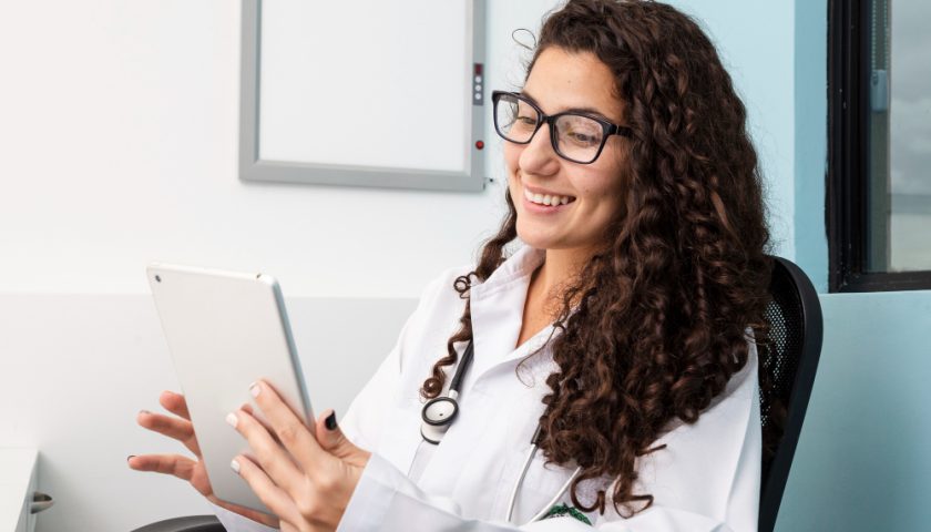 une secrétaire médicale travaillant avec sa tablette numérique