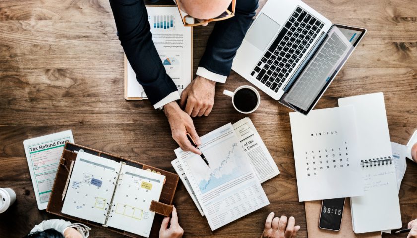 un homme travaillant sur des chiffres sur un bureau